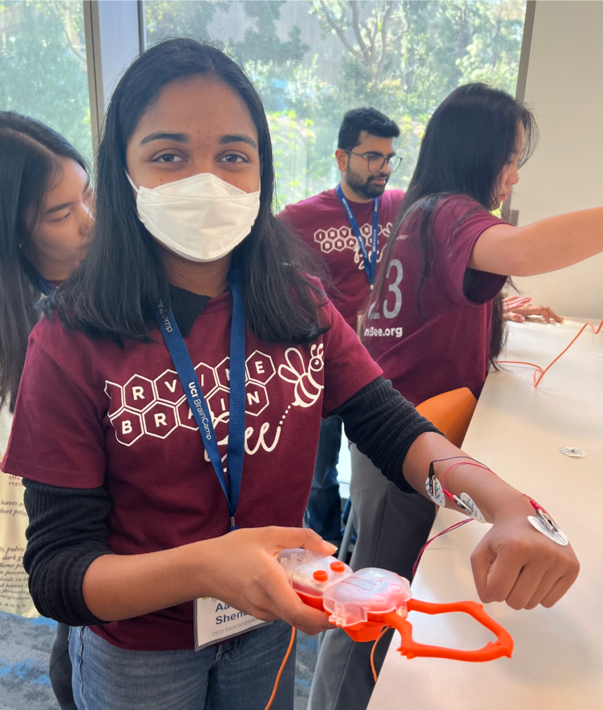 Irvine Brain Bee student uses electrode device