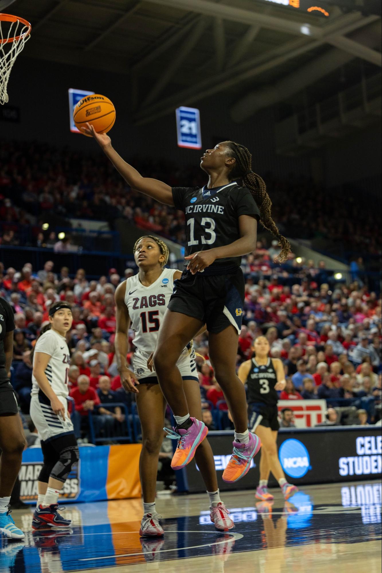 Déja Lee mid layup during the 2024 NCAA tournament.