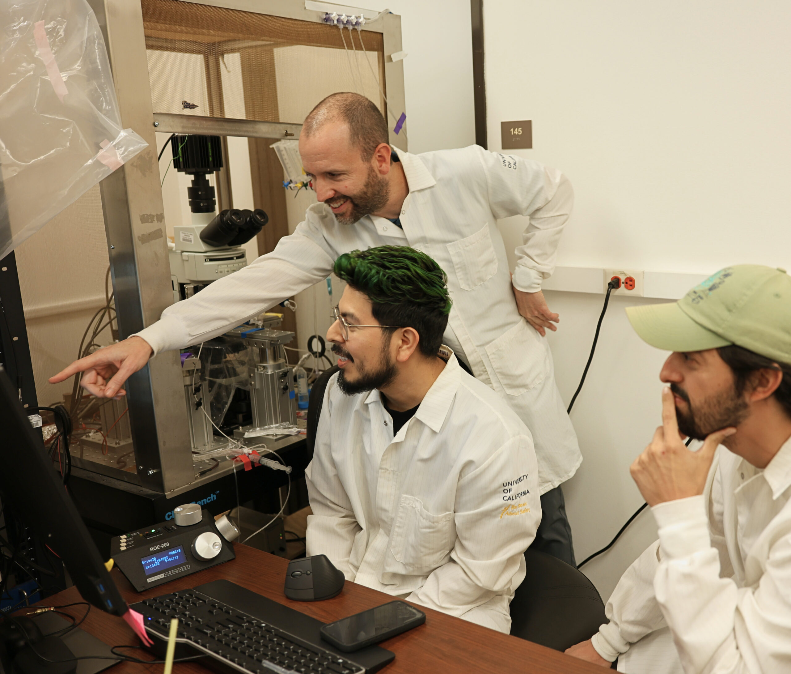 Photo of graduate student Gerardo Sandoval in the laboratory of CNLM Faculty Fellow Dr. Javier Diaz Alonso, Assistant Professor of Anatomy and Neurobiology